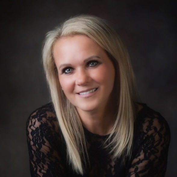 https://www.moorelendinggroup.com/wp-content/uploads/2021/01/Jeannette-Farr-Headshot-2022.png